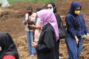 Ineu Purwadewi Salurkan Bantuan untuk Korban Longsor Cisarua