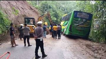 Jalur Tasikmalaya-Garut Longsor, Akses Jalan Sempat Terhambat