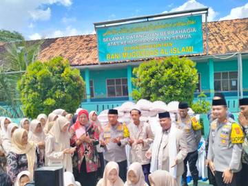 Kapolda Salurkan Bantuan Beras dan Umroh di Cianjur