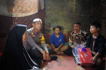 Kapolresta Bandung Bedah Rumah Enjang jadi Layak Huni 
