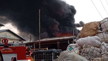 Pabrik Plastik Di Cibolerang Bandung Terbakar