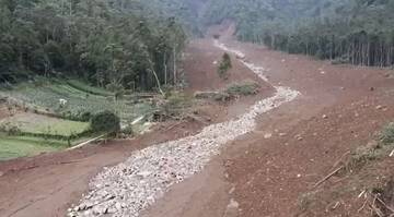 Longsor Dipicu Interaksi Faktor Alam dan Aktivitas Manusia