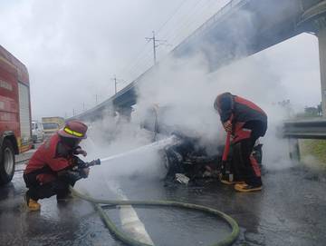 Mobil Terbakar di Tol KM 126 Cimahi 