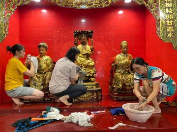 Merawat Warisan Leluhur: Ritual Pembersihan Rupang Jelang Imlek
