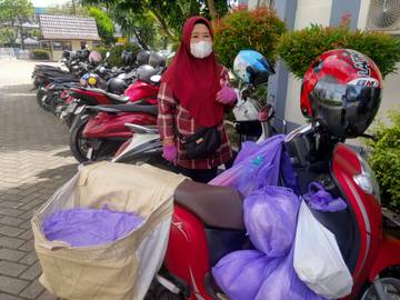 Herlina, Pedagang Keliling yang Tangguh dan Penuh Semangat