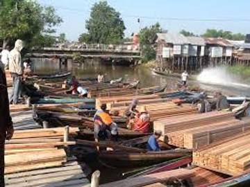 Berjualan Papan di Pasar Terapung Masih Ramai