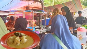 Lezatnya Ketupat Kandangan Mama Bibul di Pasar Sabtu Sungai Tabuk