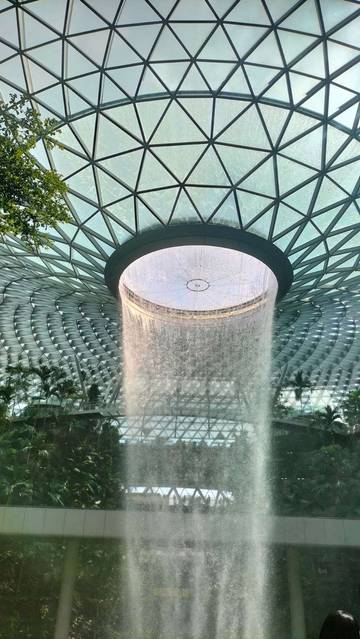 Megahnya Air Terjun Bandara Changi