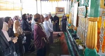 Habib Umar Berangkatkan Warga Martapura Barat Ziarah Bersama 