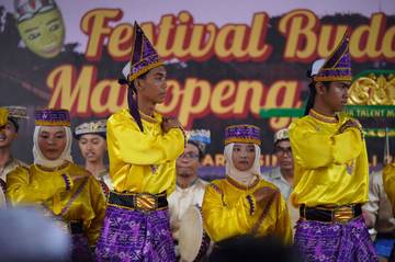 Festival Manopeng: Warisan Terus Menari di Kampung Banyiur