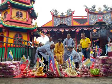 Dewa Bumi Buka Gerbang, Para Arwah Didoakan