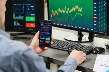Trading Saham atau Investasi Panjang? Kata Analis Muda