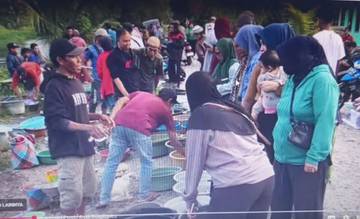 Penjualan Ikan Tawar di Pasai Sungai Tabuk