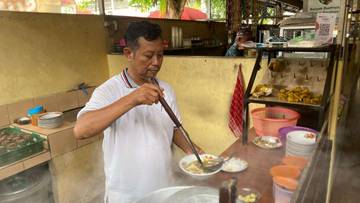 "Soto Pak Bondet: Hangat yang Menyimpan Keteguhan