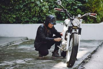 Tips Berkendara Aman saat Musim Hujan