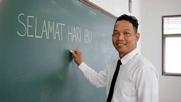 Bikin Foto "Guru Mengajar di Kelas", Begini Promptnya!