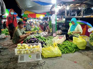 Menyusuri Geliat Pasar Subuh di Sungai Tabuk 