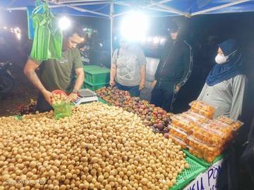 Duku Pontianak Ramai Diburu  Pembeli di Banjarmasin