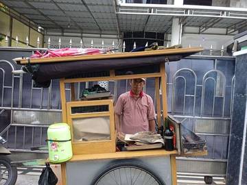 Puluhan Tahun Sarnawi Bertahan Jual Sate