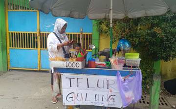Bahan Pokok Naik, Penjual Telur Gulung Tetap Bertahan