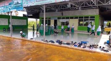 Masjid Jadi Ruang Kelas Saat Banjir Melanda di Batola