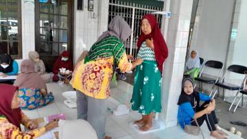 Lansia Dominasi Peserta Posyandu Segar Karang Mekar