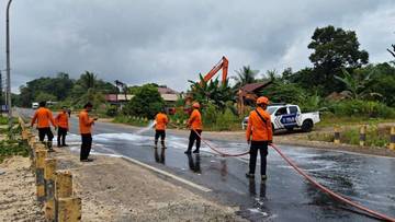 Jalan Licin Akibat Tumpahan Solar di Batupiring Balangan