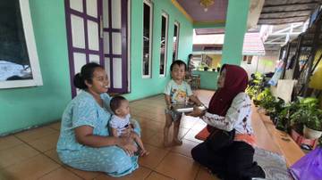 Ibu dan Balita Banua Anyar Terima Paket MBG