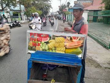 Kesegaran Rujak Buah Buatan Pak Nano