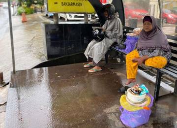 Di Bawah Atap Halte, Aini Menjual Harapan