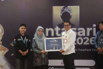 Wali Kota Banjarbaru Dianugerahi Penghargaan Perempuan Inspiratif