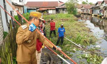 “Bedah” Sungai Ahmad Yani, Menggempur Gunungan Sedimentasi