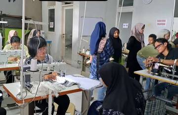 Perempuan dan Disabilitas Dilatih Membuat Kerajinan dari Kain Perca