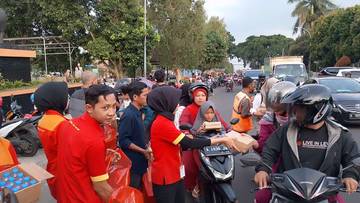 Berkah Ramadan, PWI Pandeglang dan Alfamart Tebar Takjil Gratis