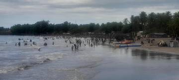 Ribuan wisatawan Padati Pantai Anyer-Cinangka