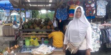 Penjual Kelapa Muda dan Ikan Asin Rasakan Keberkahan Libur Lebaran