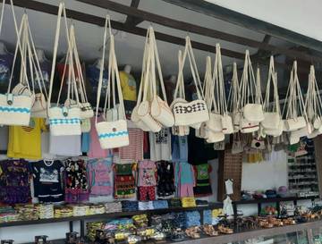 Lonjakan Wisatawan Dorong UMKM dan Ekonomi Lokal di Banten