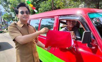 DPMD dan Disperindag Lebak Bagikan Bendera Merah Putih