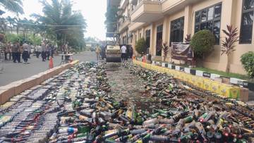 Polda Banten Musnahkan Ribuan Botol Miras Hasil Pekat 