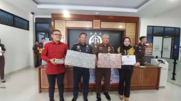 Kejari Lebak Eksekusi Uang Rokok Ilegal