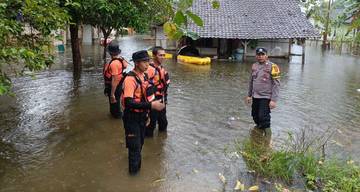 Bersama Instansi Terkait, Polsek Wanasalam Pantau Banjir