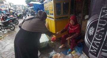  Setia Berjualan di Emperan Pasar Rangkasbitung