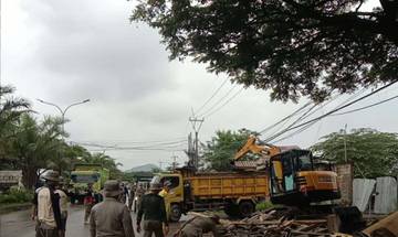 Pol PP Cilegon Tertibkan Bangunan Liar Penyebab Banjir 