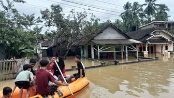Kisah Warga Pagelaran Ditengah Dilema Banjir, Bertahan atau Tinggalkan