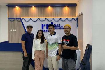 Merah Tua Produksi Lagu Secara Mandiri