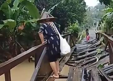 Dua Jembatan Rusak Ganggu Aktivitas Warga