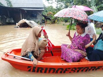 Ibu Hamil di Pandeglang Terjang Banjir untuk Melahirkan