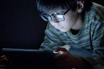 Screen Time Berlebihan Ancam Kesehatan Mata Anak Remaja