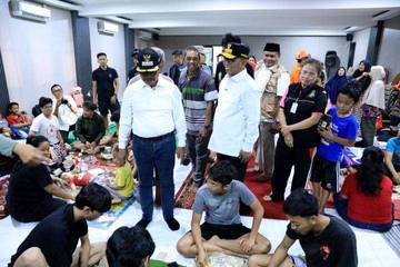 Gubernur Andra Soni Pantau Kondisi Pengungsi Tangerang