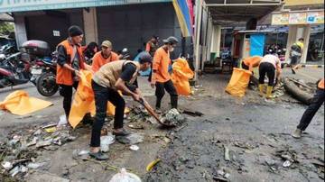 DLH Kerahkan Armada Bersihkan Lokasi Banjir Tangerang